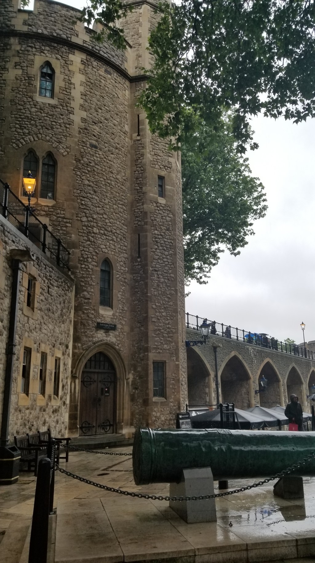 Touring Historic #TowerofLondon with #CuzUK #HistoricLondon #BringaRainJacket